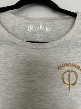 Harry Potter Light Gray Short Sleeve Tee with Gold Accent